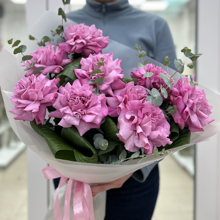 Букет из 9 пышных сиреневых роз Куинс Краун с зеленью